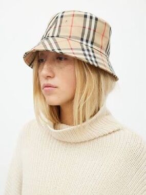 New Burberry Classic Check Bucket Hat in Beige